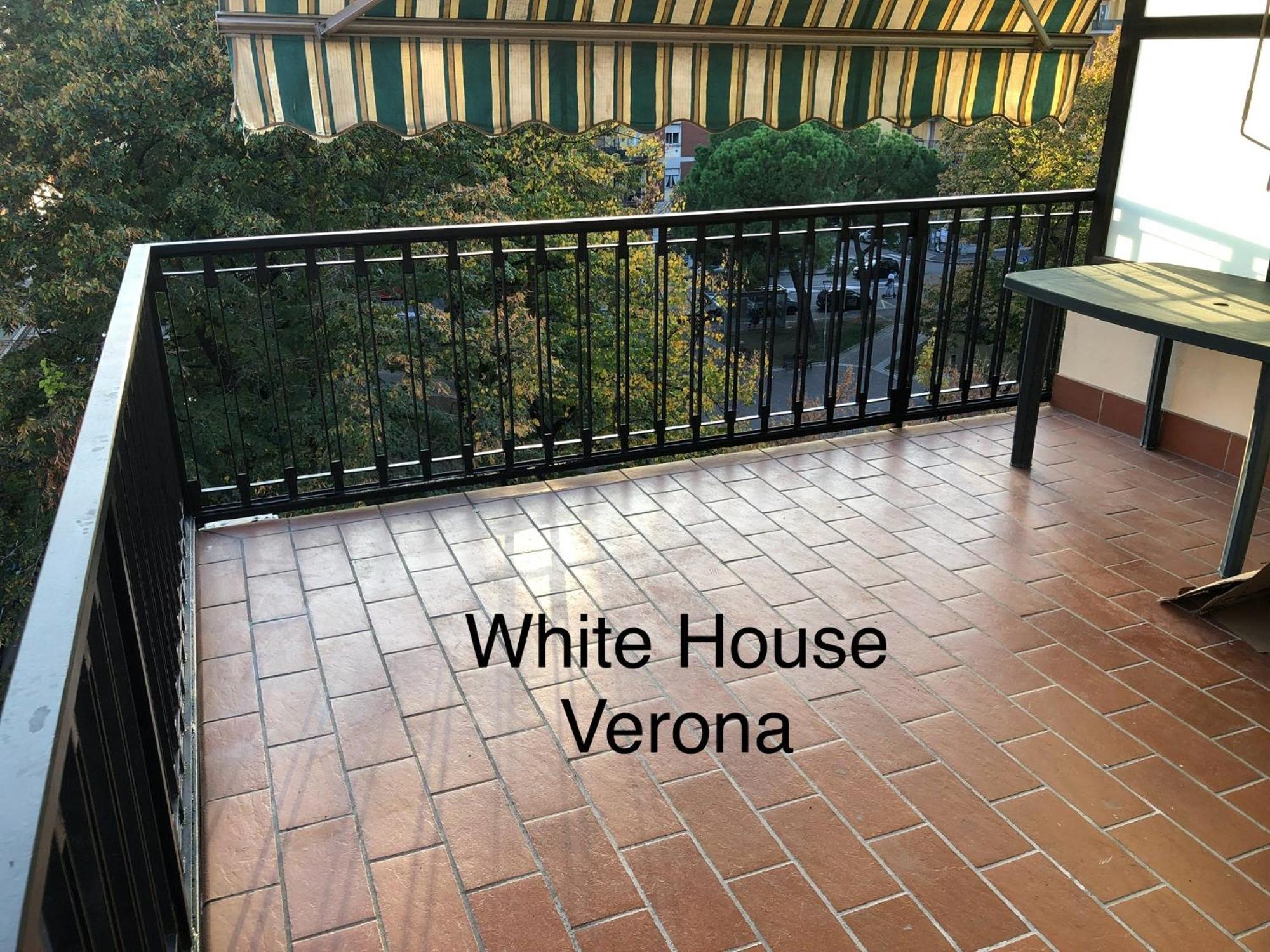 White House Apartment Verona Bagian luar foto